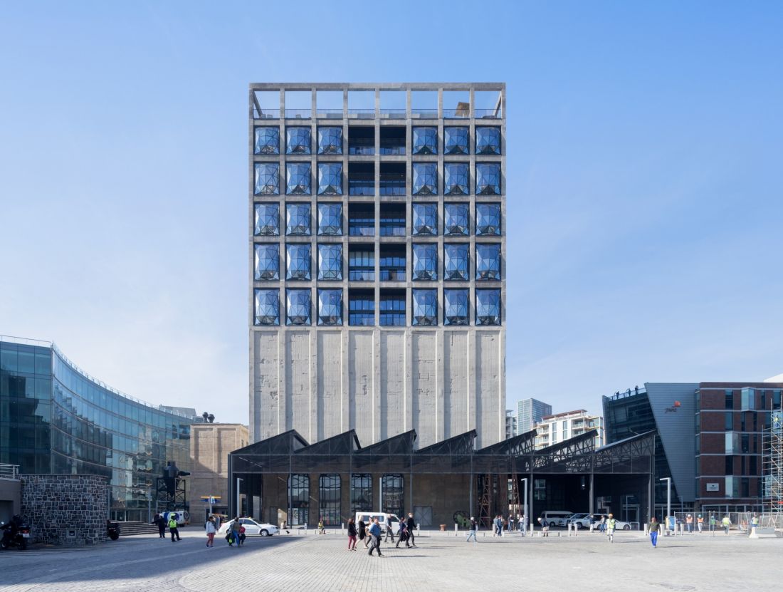 Muzeum Współczesnej Sztuki Afrykańskiej Zeitz znajduje się w tętniącym życiem porcie V&A Waterfront (Victoria and Alfred Waterfront) w Kapsztadzie