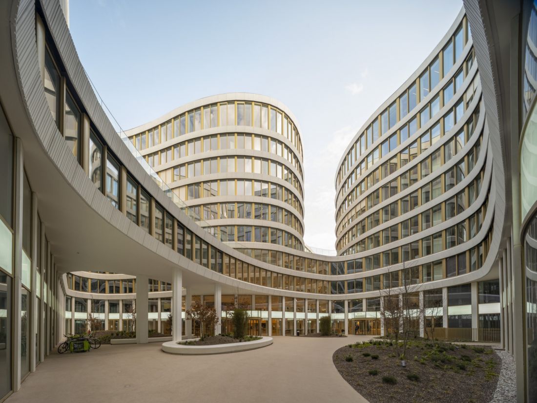 Nowa siedziba główna BNP Paribas Fortis przy Montagne du Parc w Brukseli - na elewacjach dziedzińców zastosowano poziome pasy z betonu zbrojonego włóknami
