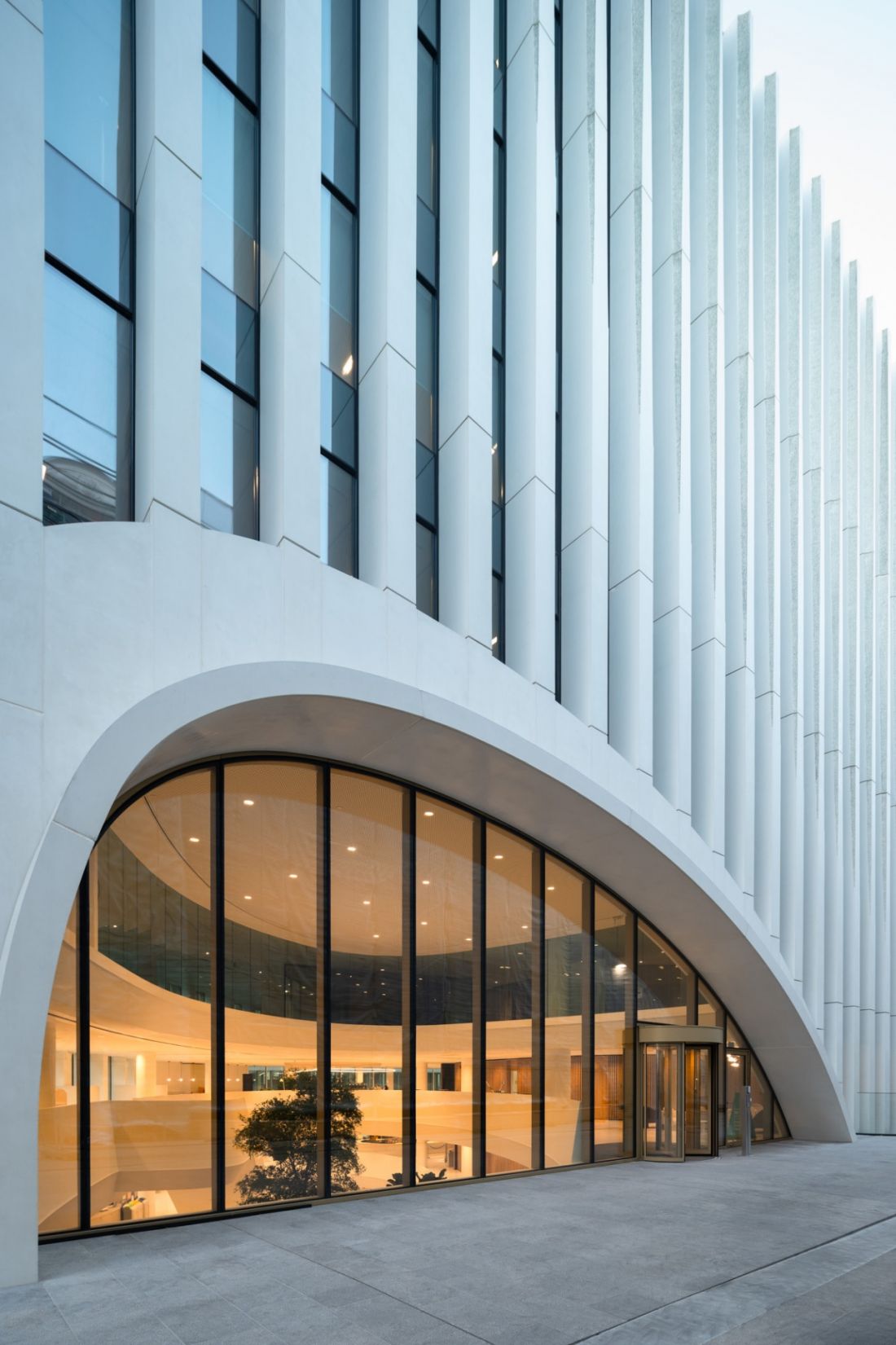 Nowa siedziba główna BNP Paribas Fortis przy Montagne du Parc w Brukseli - otwory w atrium spiralnie wznoszą się ku górze, kończąc się łukiem wychodzącym na esplanadę