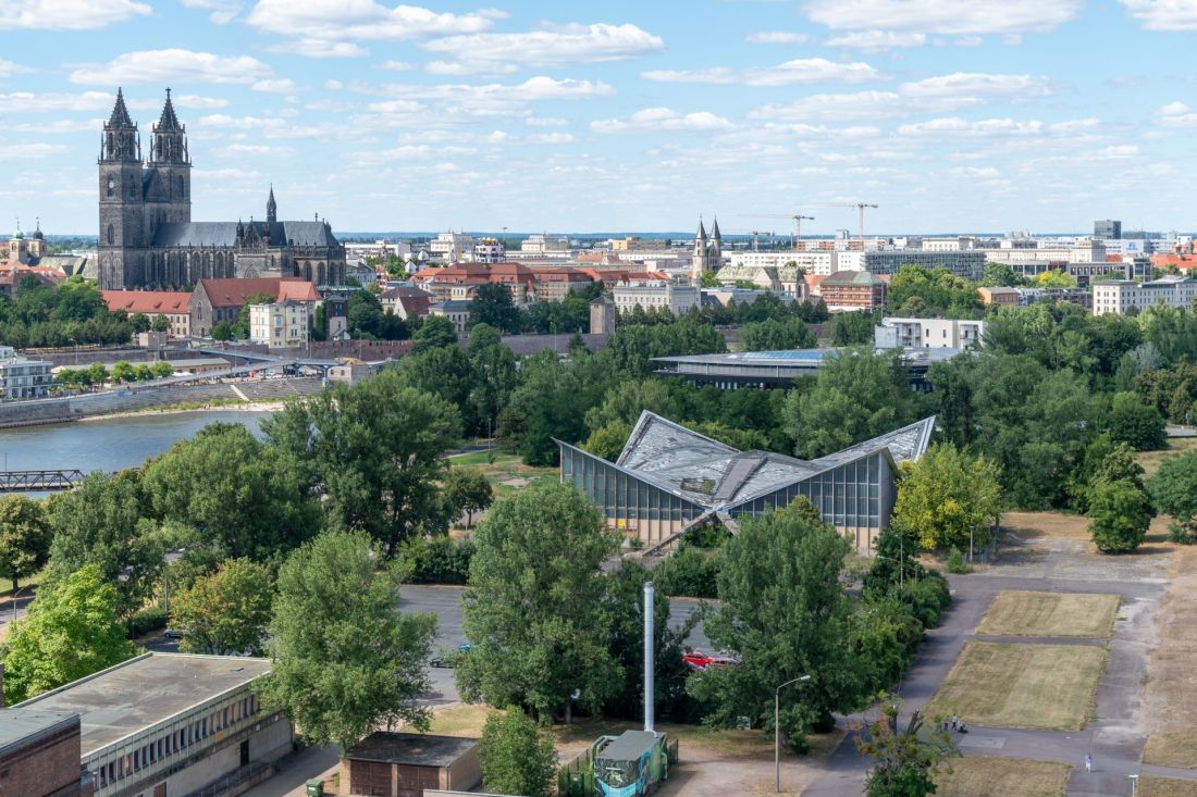 Hyparschale w Magdeburgu - widok na budynek i miasto z lotu ptaka 