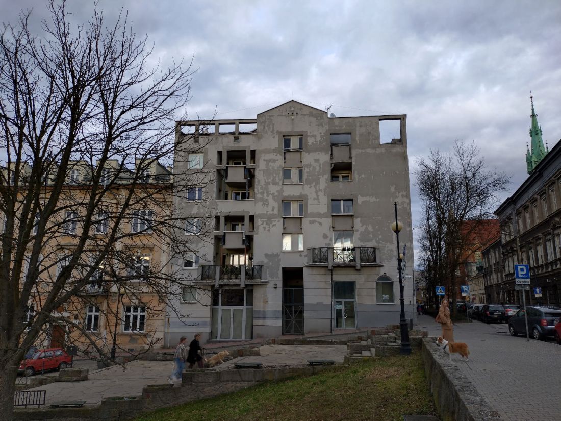 budynek mieszkalny autorstwa Wojciecha Obtułowicza u zbiegu ulic Legionów Piłsudskiego i Jana Zamoyskiego 