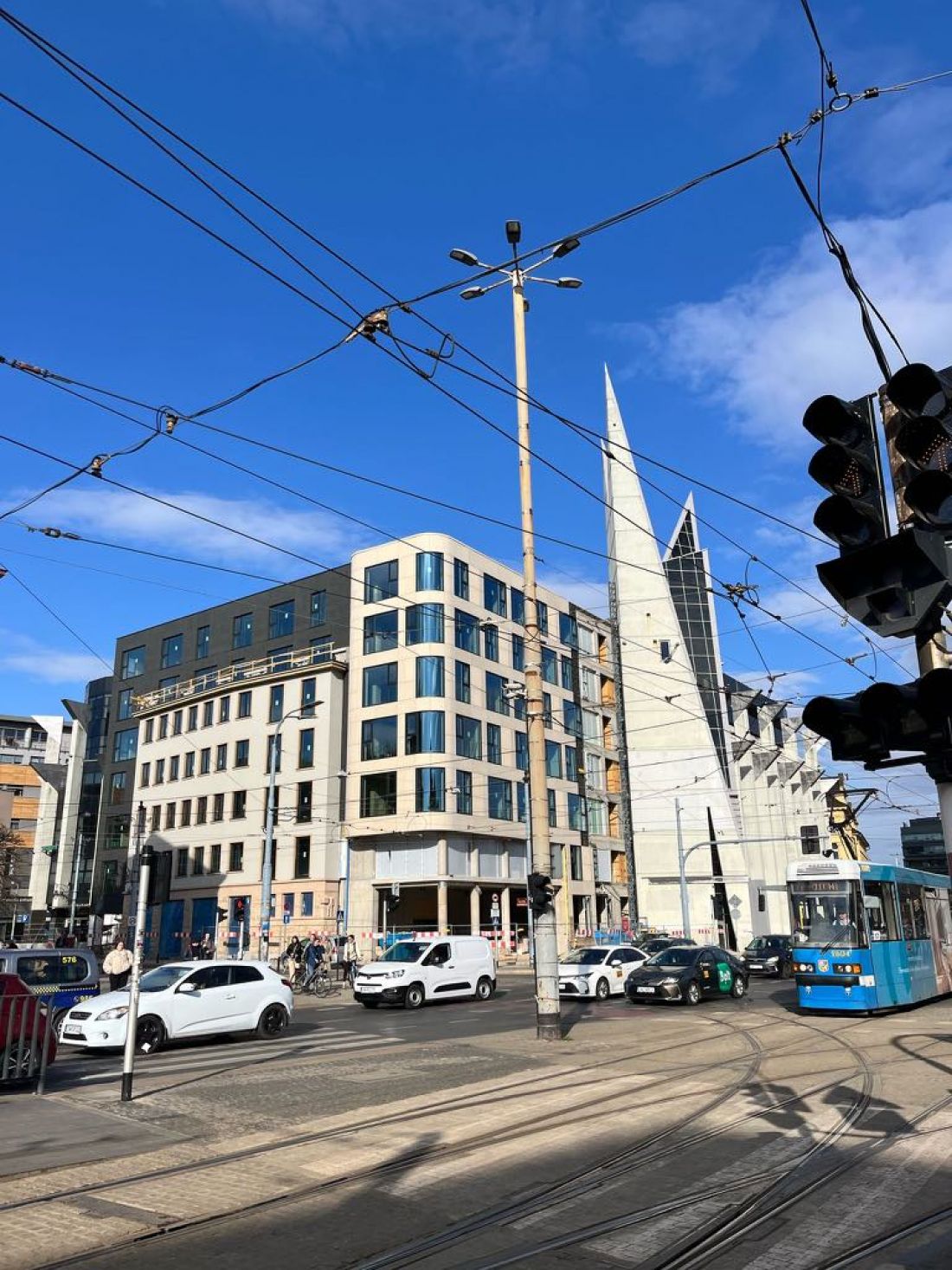 Nowy budynek w miejscu WROBIS-u na skrzyżowaniu ulic Szewskiej i Kazimierza Wielkiego we Wrocławiu