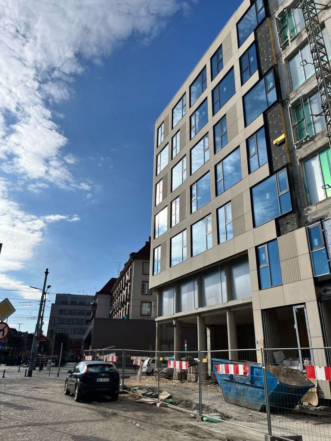 Nowy budynek w miejscu WROBIS-u na skrzyżowaniu ulic Szewskiej i Kazimierza Wielkiego we Wrocławiu
