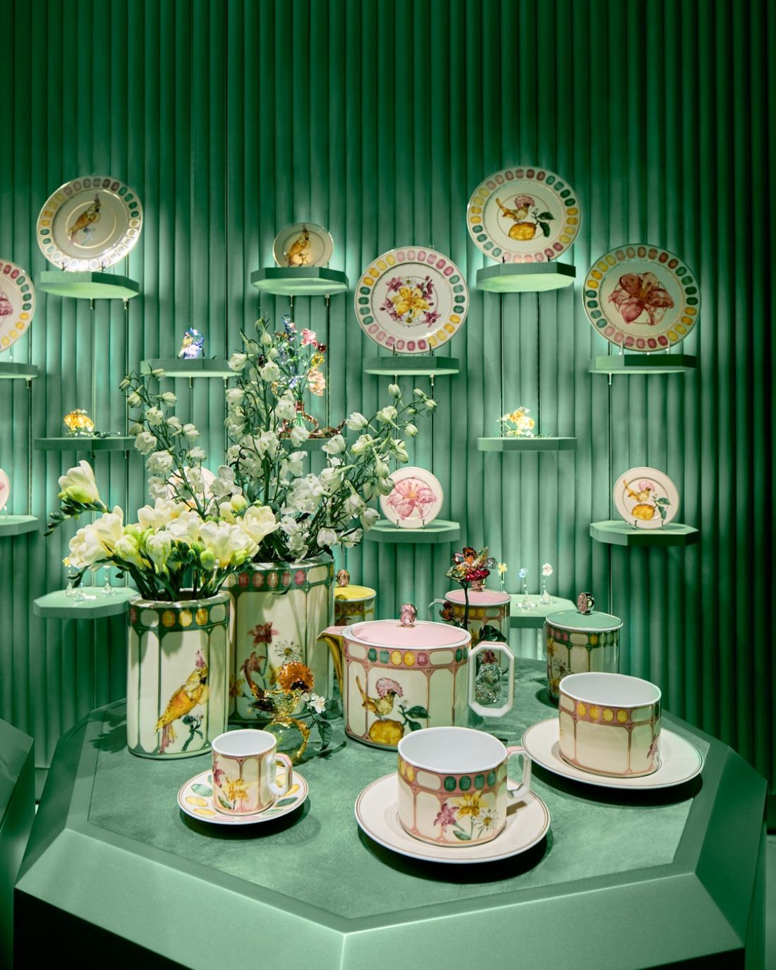 Porcelana została umieszczona na intensywnie zielonym tle przypominającym bujny <span style='color: var(--color-header);'><span style='color: var(--color-header);'><span style='color: var(--color-header);'><span style='color: var(--color-header);'>ogród</span></span></span></span>