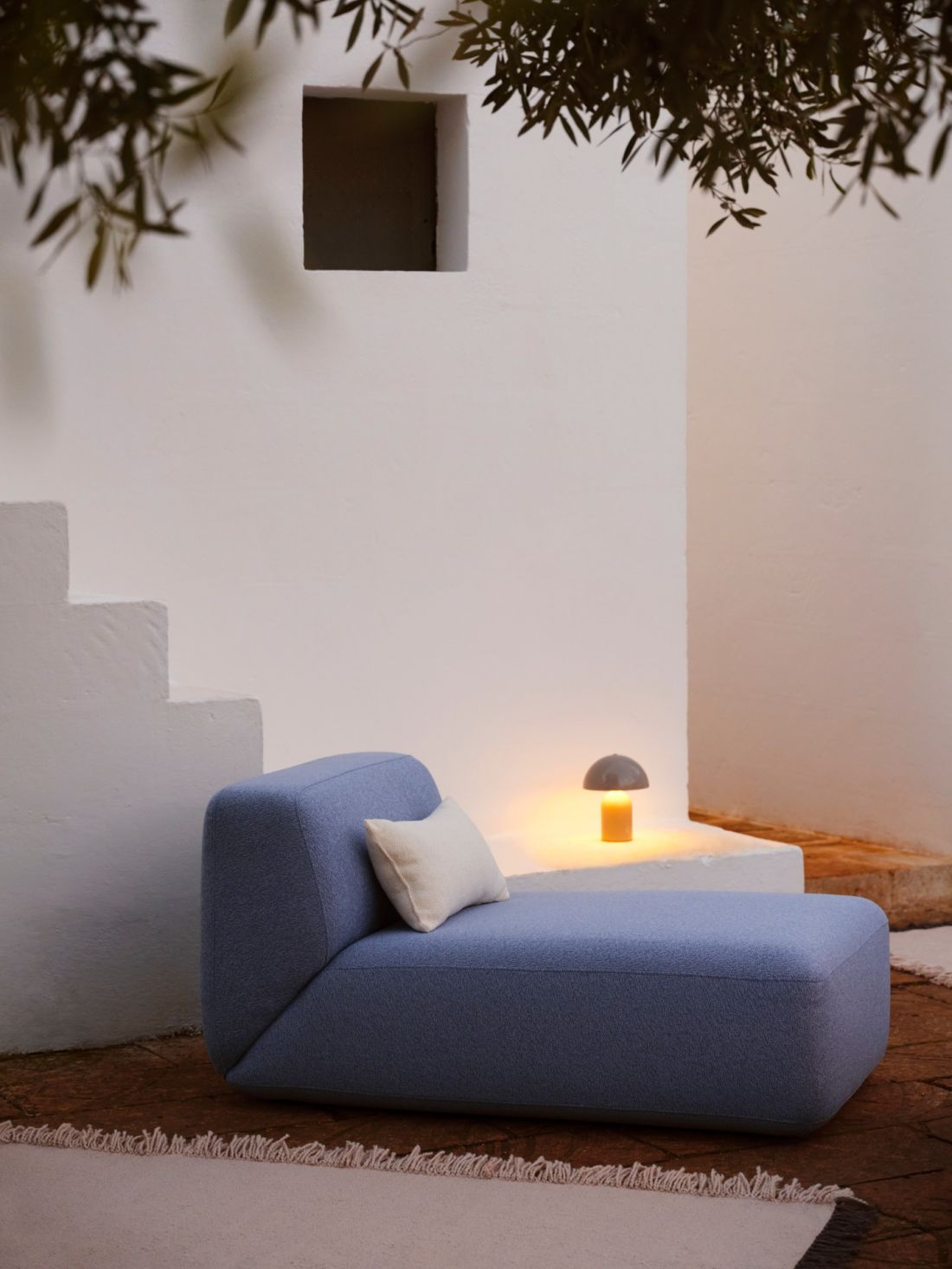 Designerskie lampy o miękkim świetle stworzą klimat sprzyjający długim wieczorom pod gołym niebem
