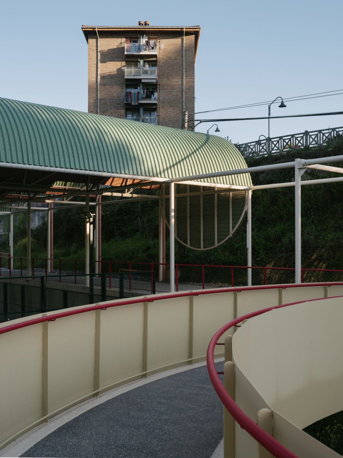 Zubitegi Park w Malabii – strukturę parku tworzą dwa pochylone ciągi piesze