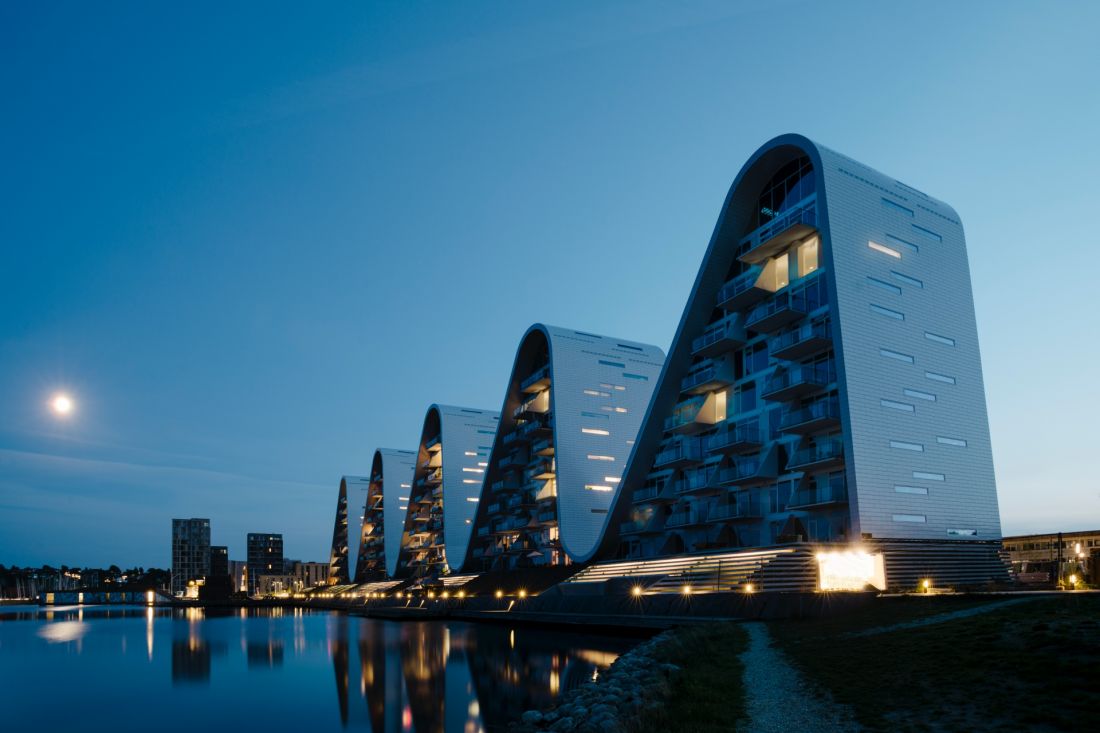 Kompleks apartamentowy The Wave w Vejle, w Danii - wieże połączono w ciągłą, falującą linię wzdłuż brzegu