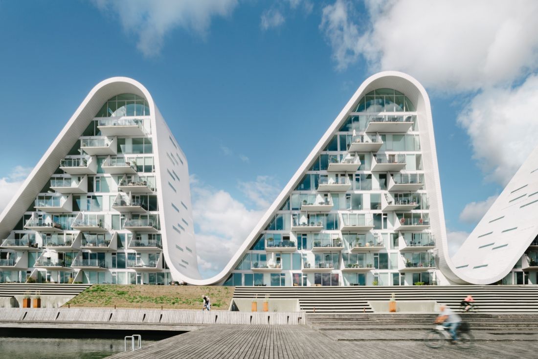 The Wave wyróżnia się formą inspirowaną naturą, w której bryły budynków przypominają morskie fale