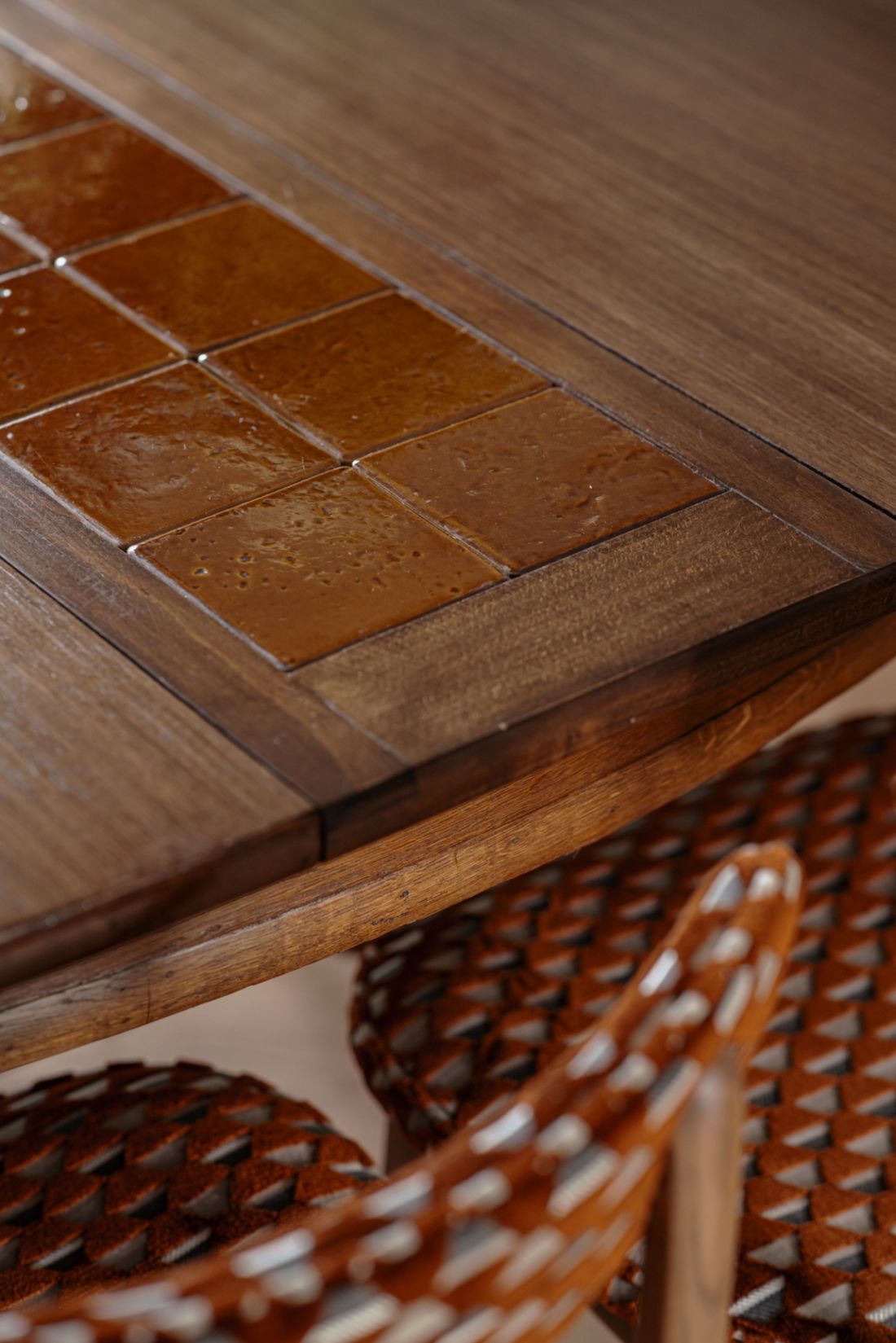 W stół wkomponowano ceramiczną wstawkę wykonaną z płytek podłogowych