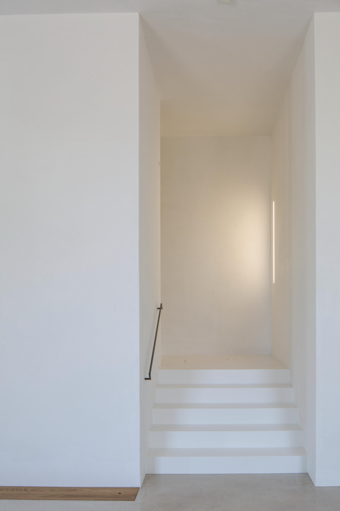 Biurowiec 2226 w Lustenau - widok na minimalistyczne wnętrze budynku 