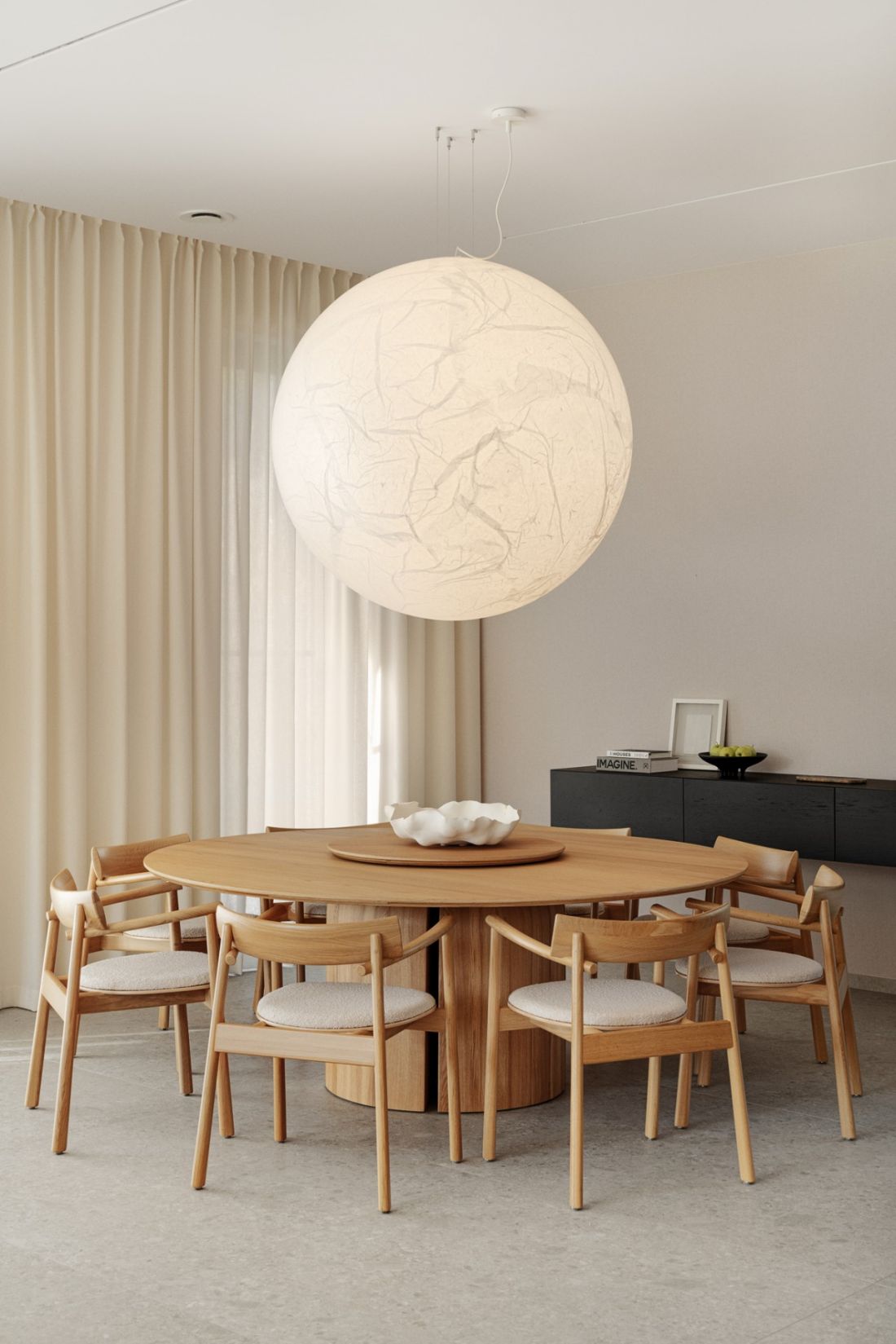 Nad jadalnianym stołem zawisnęła wyjątkowa lampa Moon marki Davide Groppi