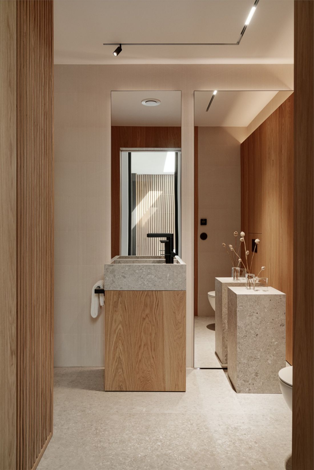 Wnętrze łączy nowoczesną architekturę z ciepłem naturalnych materiałów