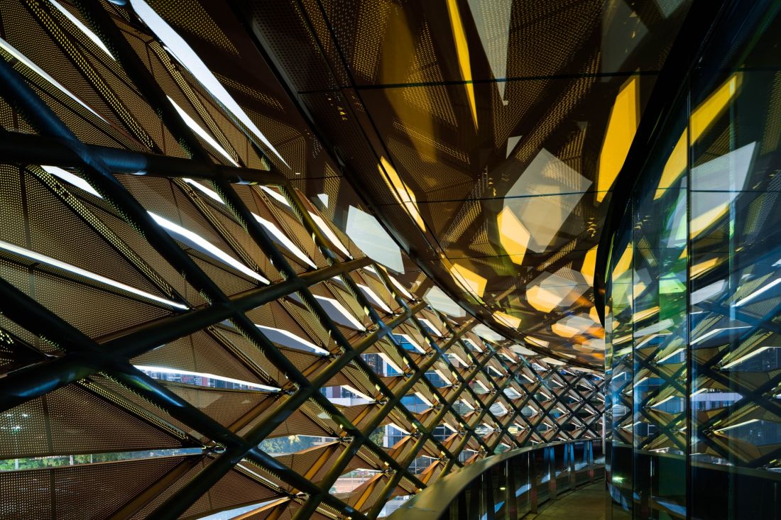 Infinitus Plaza w Kantonie wyposażono w inteligentny system zarządzania budynkiem, który monitoruje temperaturę, poziom dwutlenku węgla oraz zanieczyszczenia