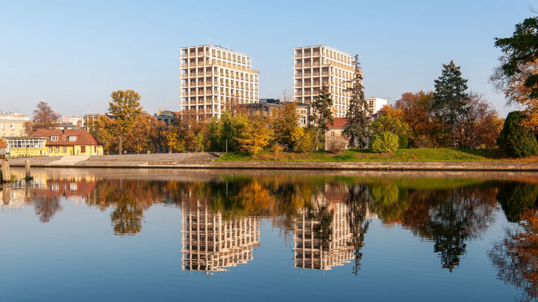 wertykalnymi dominantami założenia są dwie — a docelowo cztery — „wieże”