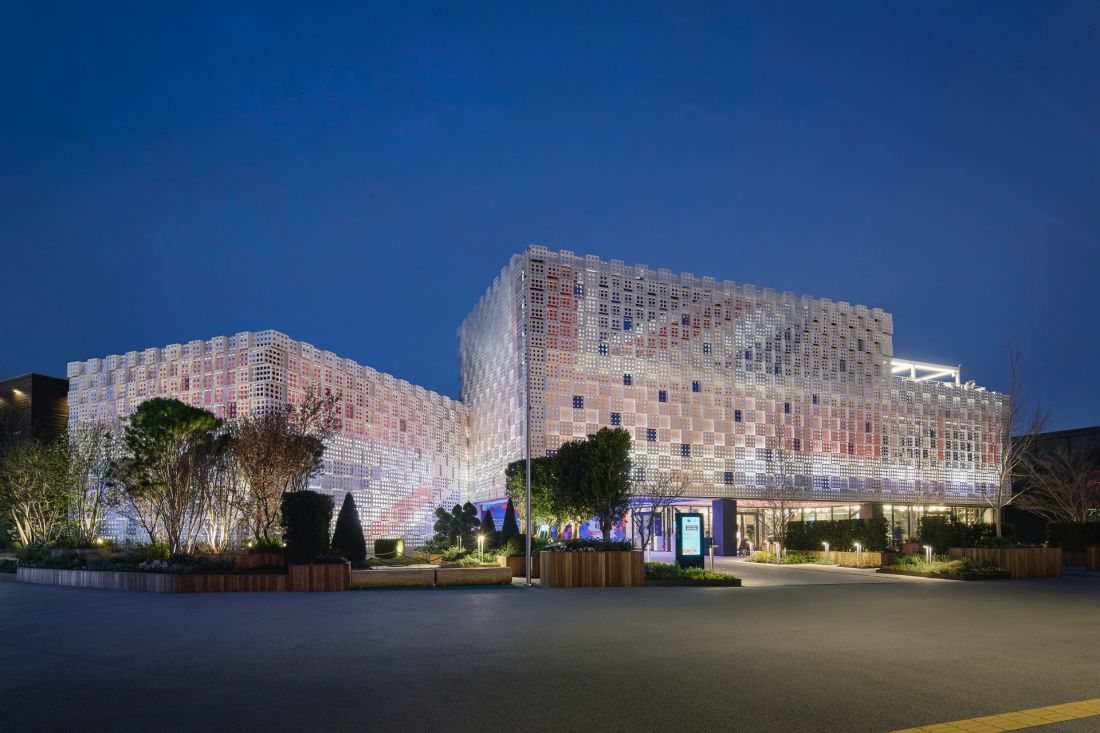 Pawilon Wielkiej Brytanii na Expo 2025 w Osace - widok na pawilon nocą