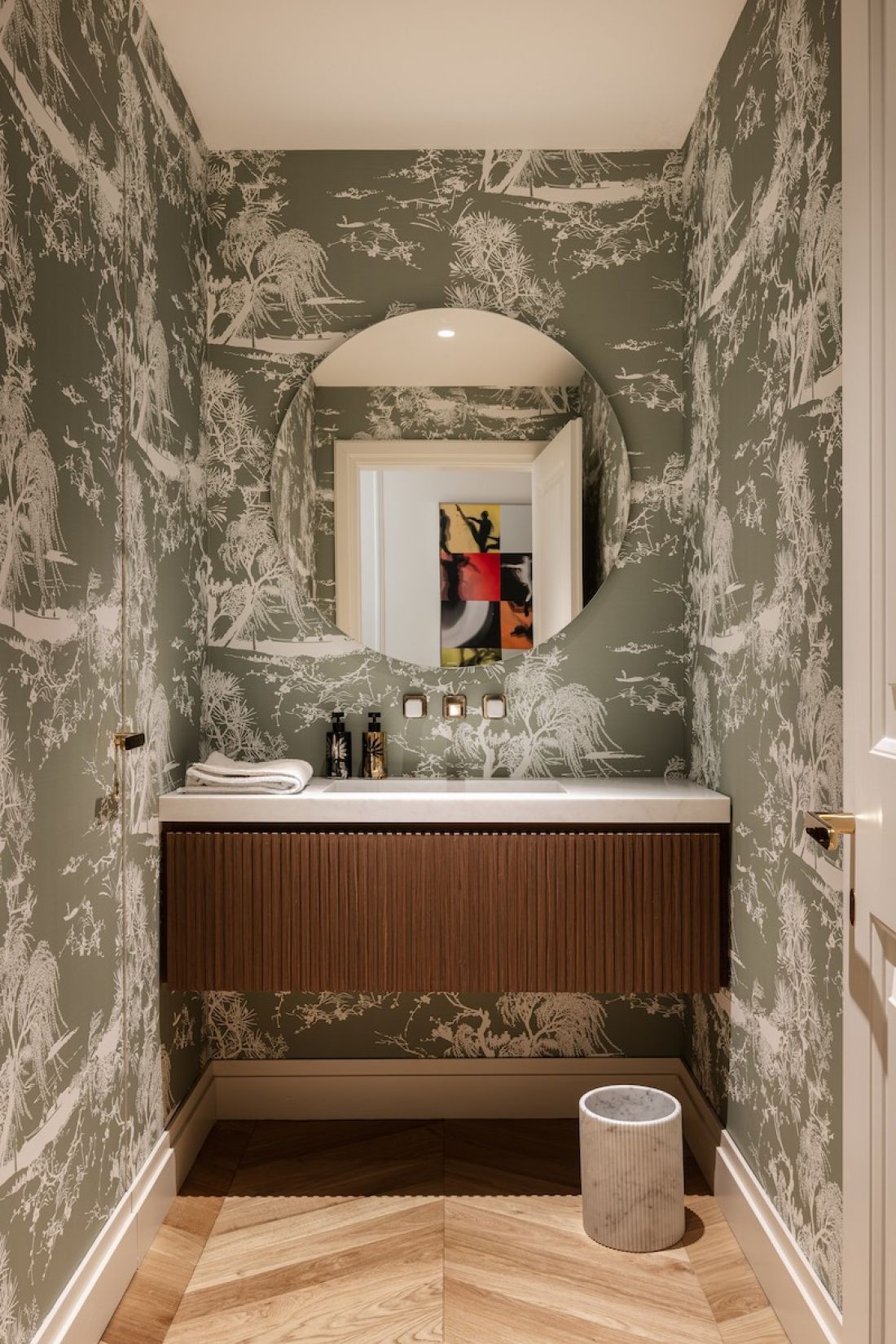 Projekt opiera się na połączeniu współczesnego minimalizmu z ponadczasową elegancją oraz subtelnym wpływem stylu modern classic