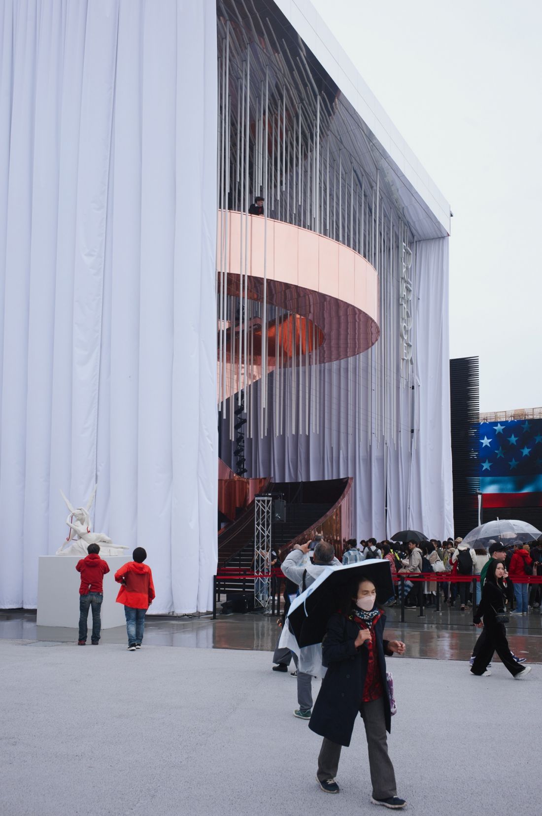 Pawilon Francji na Expo 2025 w Osace - po obu stronach fasady zawieszono ogromne, 17-metrowe zasłony z tkaniny