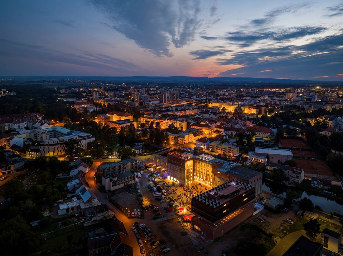 Młyny Automatyczne na tle panoramy miasta 