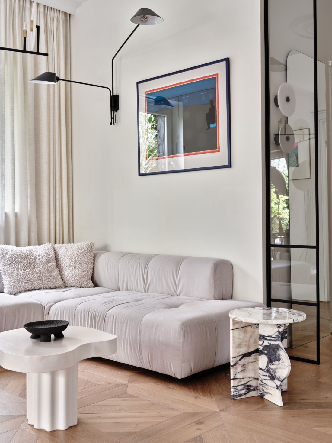 Wnętrze wypełnione jest elementami wykonanymi z najwyższej klasy surowców, co nadaje całemu apartamentowi elegancki i ponadczasowy charakter