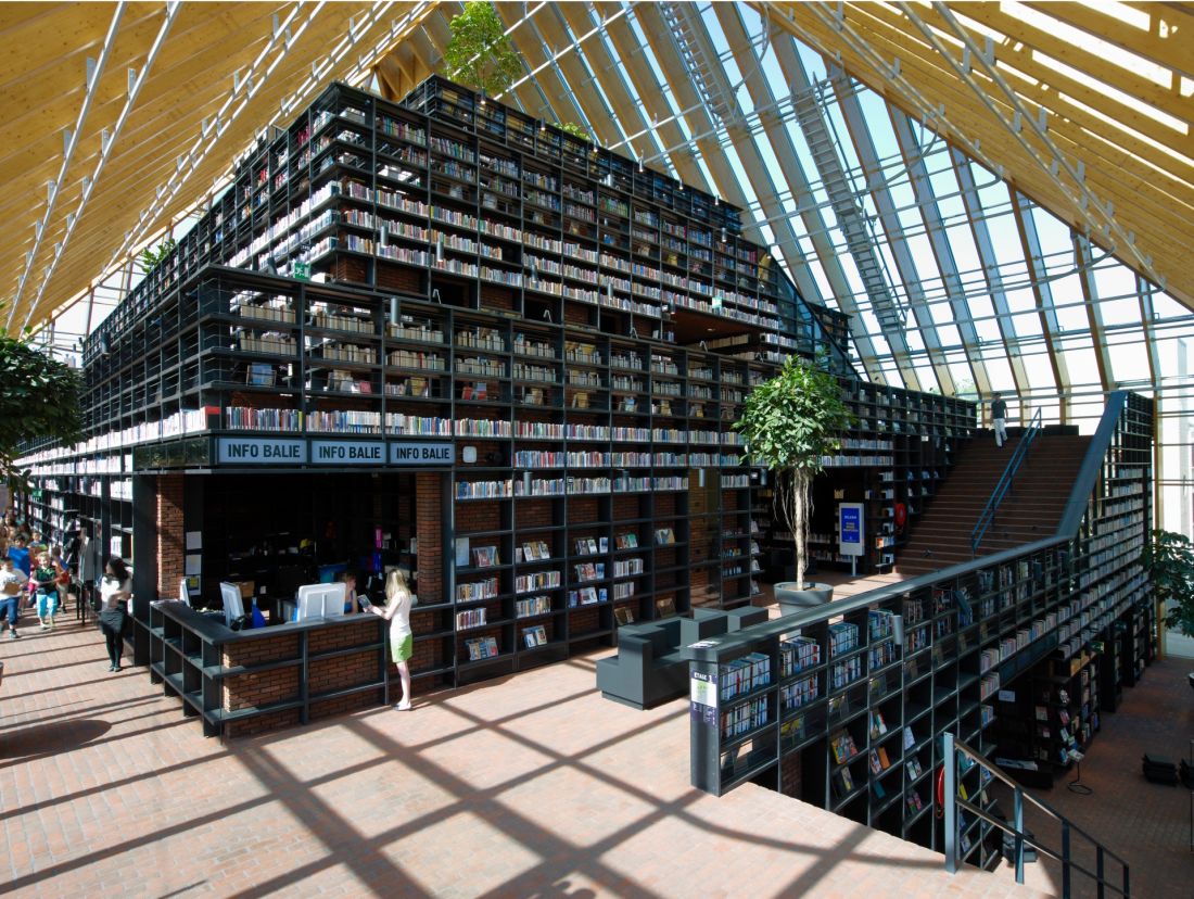 Wnętrze biblioteki w Spijkenisse, Holandia