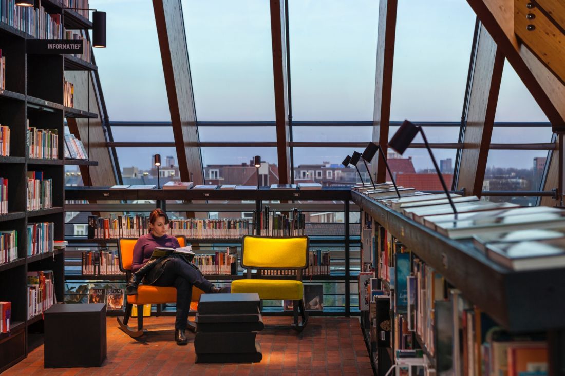 Wnętrze biblioteki w Spijkenisse, Holandia