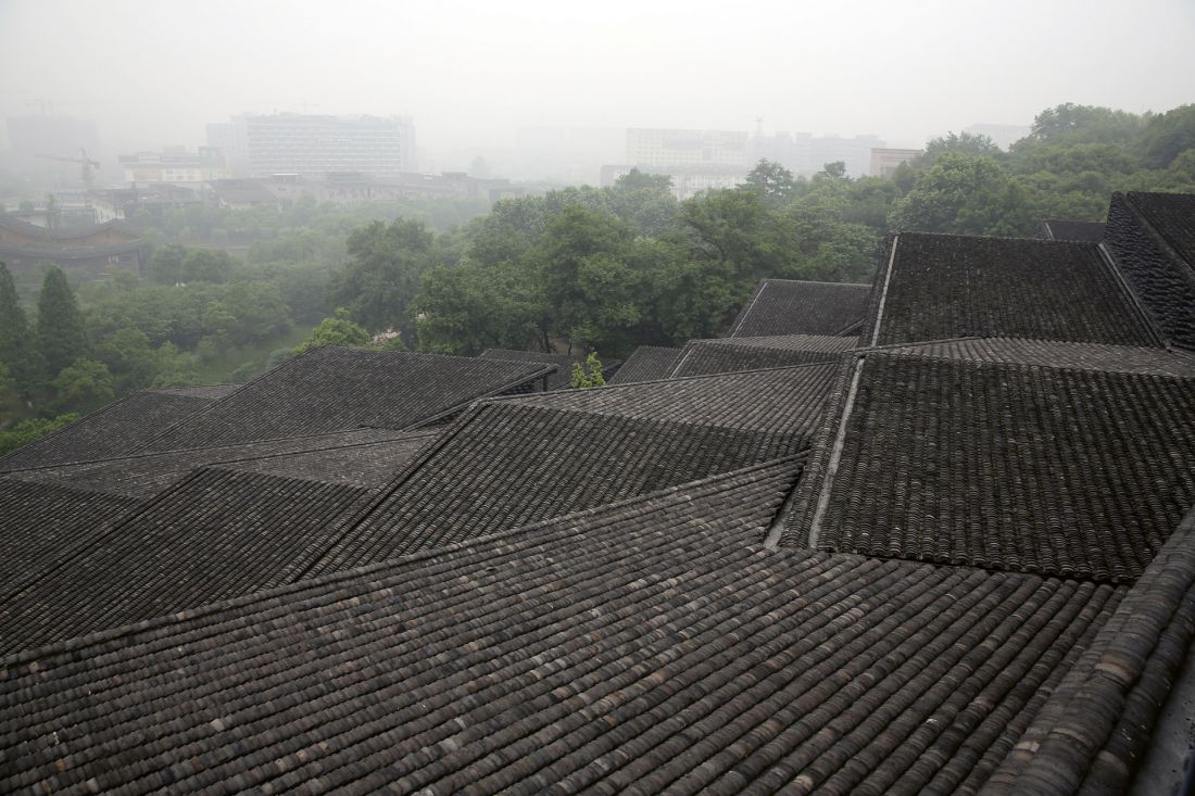 ceramiczne dachówki zostały ponownie użyte w projekcje elewacji Muzeum Sztuki Ludowej przy China Academy of Art w Hangzhou, Chiny