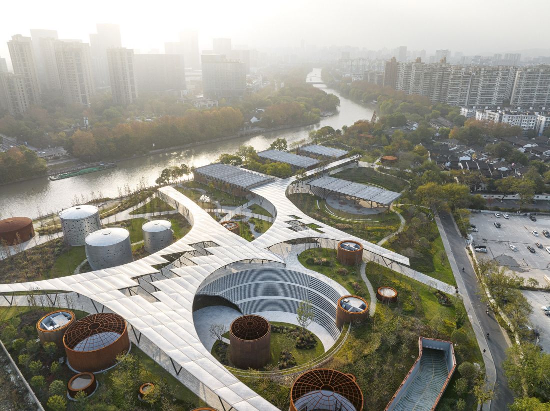 Hangzhou Xiaohe Park w Chinach to przykład ponownego użycia przestrzeni - pracownia KKAA przekształciła teren po fabryce w park