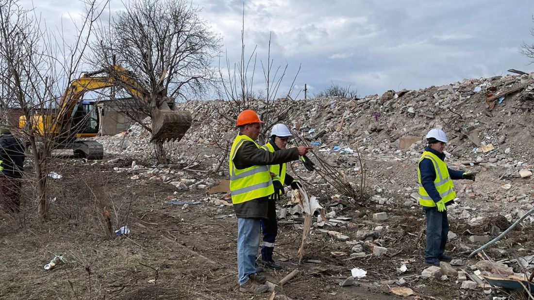 projekt „Sprzątanie gruzu z weteranami” w Perwomajsku