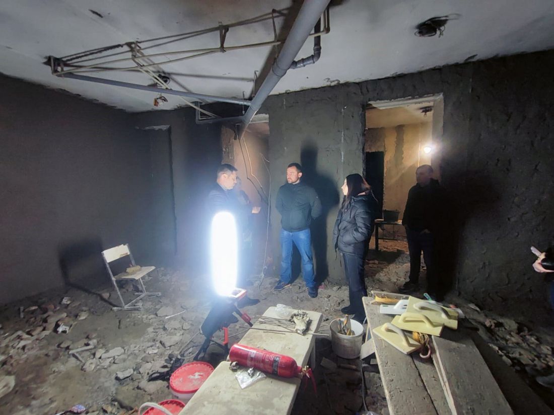 budowa dwufunkcyjnego schronu według projektu powstałego podczas warsztatów z udziałem dzieci