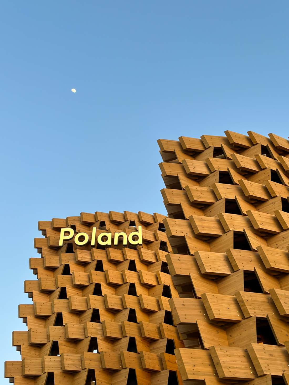 Elewacje Pawilonu Polski na Wystawie Światowej Expo 2025 w Osace składają się z drewnianych modułów w kształcie litery „V”