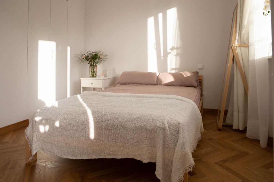 W sypialni dominuje biel, róż i drewno 