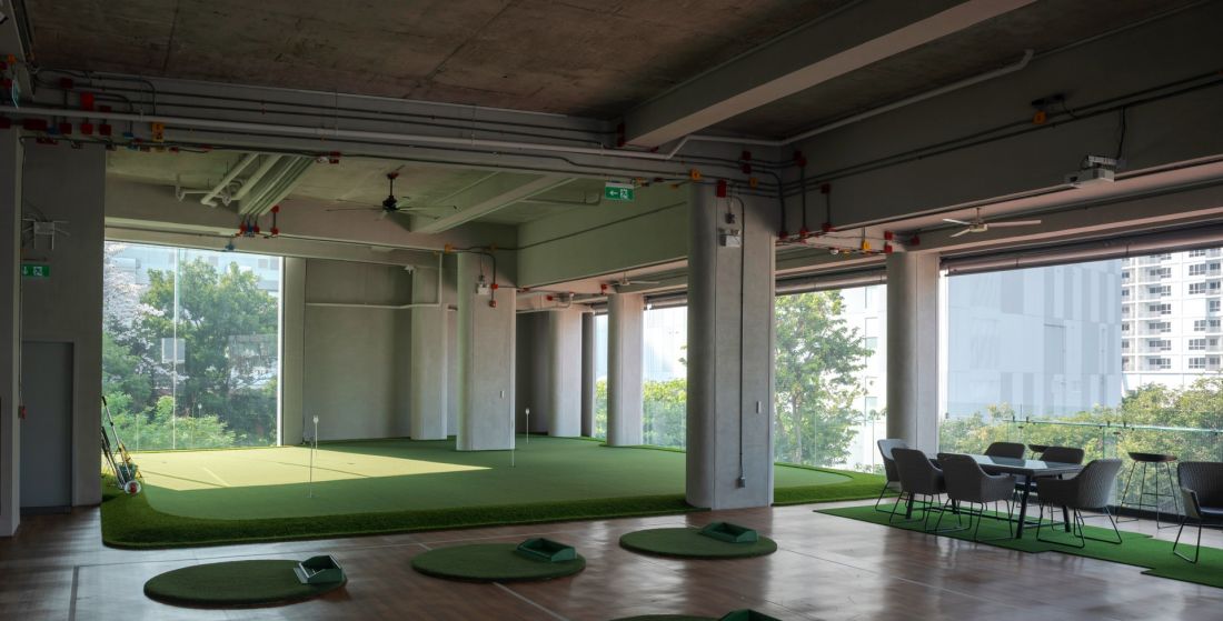 Kryty obiekt golfowy PLP City Range w Bangkoku - widok wnętrza