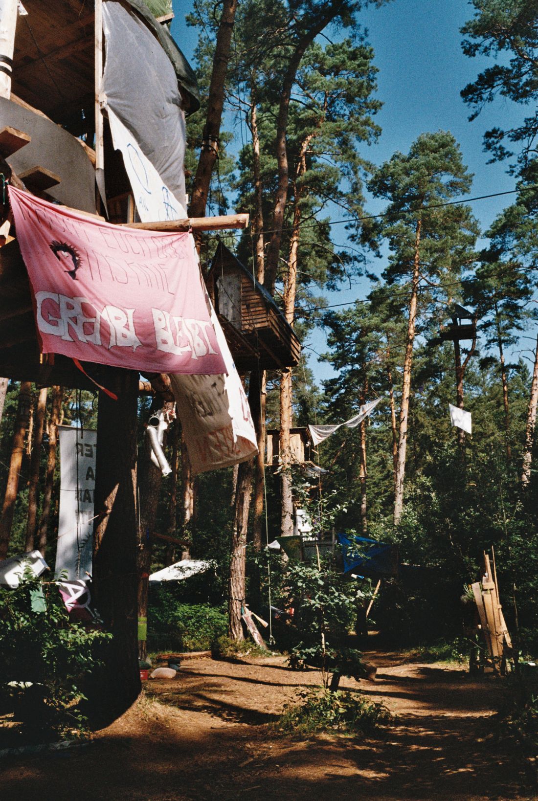 projekt „An Atlas of Forest Occupations” dotyczy leśnych okupacji jako przestrzeni oporu, troski i alternatywnej architektury
