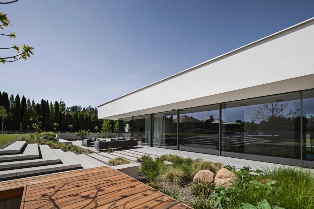 Minimalistyczna architektura jednorodzinnego domu parterowego pod Lublinem z przeszkleniami na całą wysokość