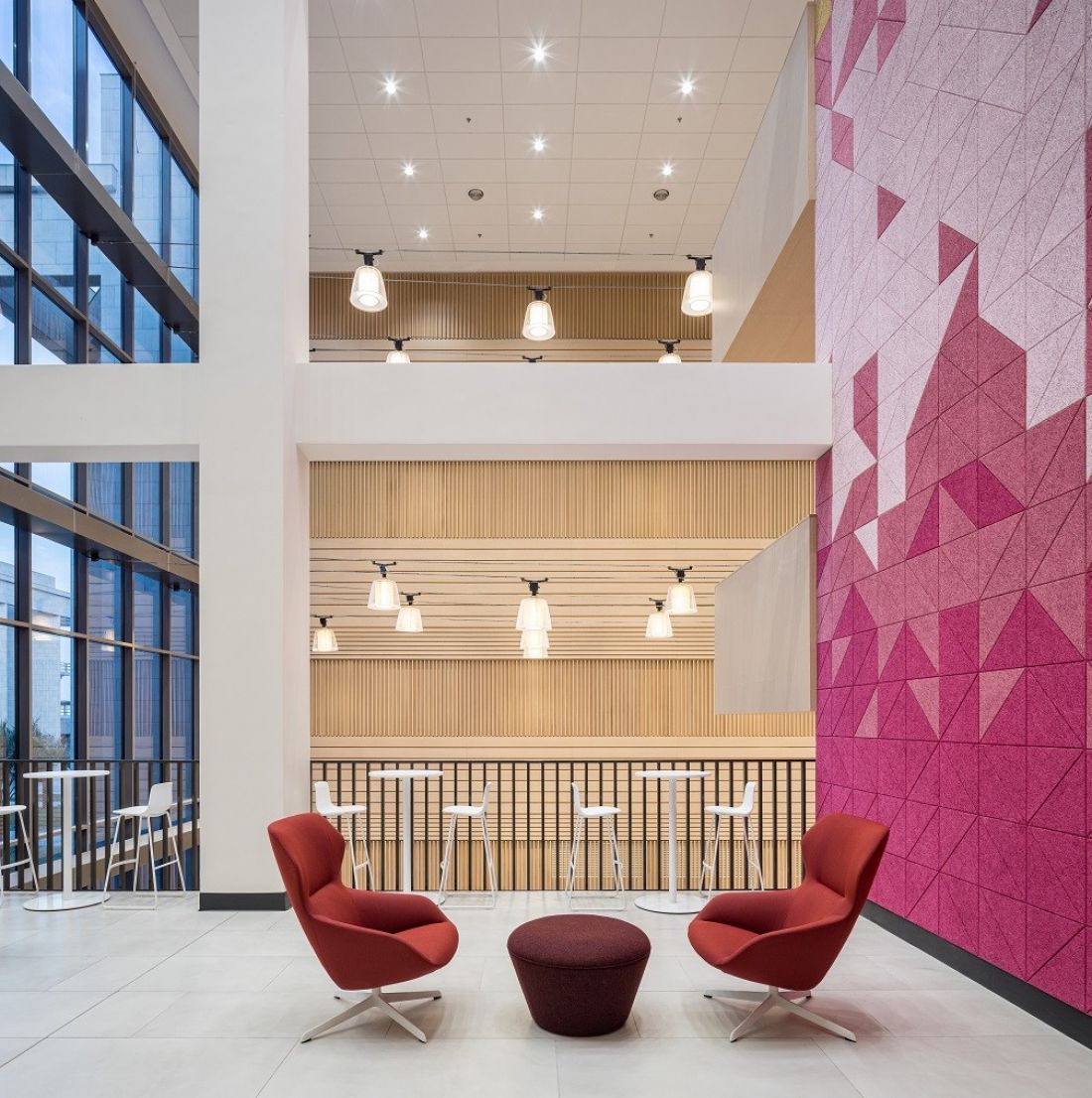 Wełna drzewna w płytach HERADESIGN - ekologia i pochłanianie dźwięków w jednym, fot. z lewej Knauf Ceiling Solutions, z prawej American International College, Kuwait City