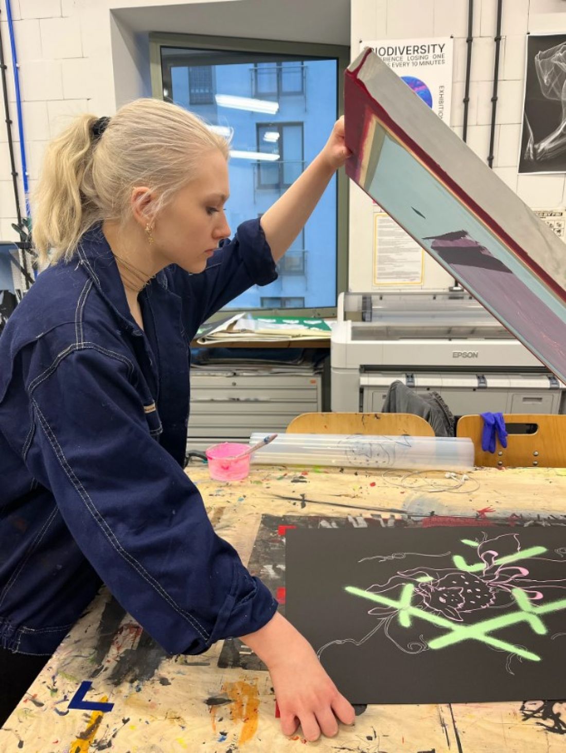 „Od porcelany do serigrafii”. Wystawa grafik studentek i studentów wzornictwa Uniwersytetu SWPS na Zamku Królewskim w Warszawie