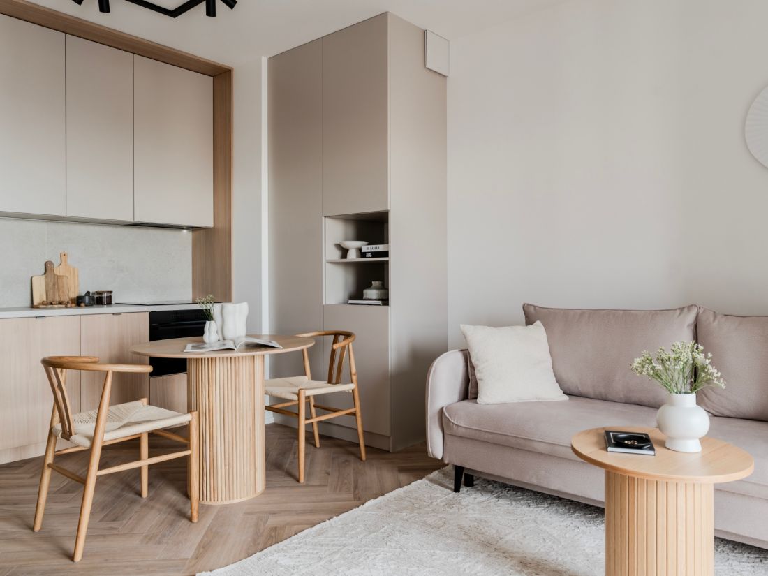 Ponad 2-metrowa sofa, rytm lameli i naturalne światło tworzą przestrzeń relaksu