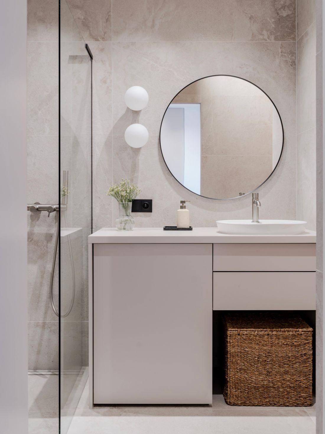 Łazienka utrzymana w jasnej tonacji, z dużymi płytkami o subtelnym marmurowym wzorze, zachwyca prostotą i klasą