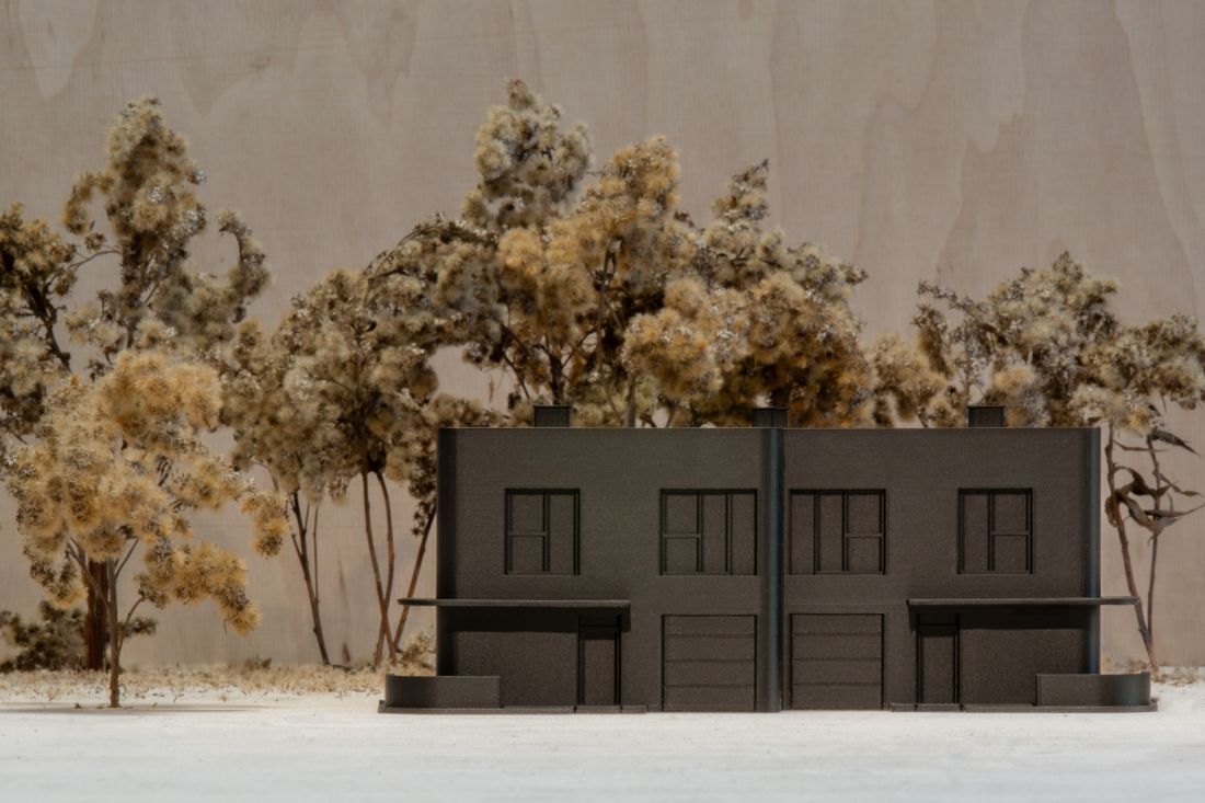 Nowoczesna bryła domu JOZ2 w otoczeniu sosnowego lasu pod Warszawą - minimalistyczna architektura inspirowana modernizmem lat 30.(model)
