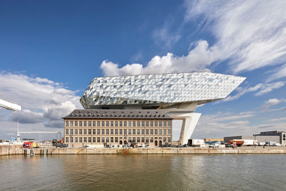 Widok na Port House z perspektywy nabrzeża - integracja historycznej strażnicy i nowoczesnej szklanej nadbudowy