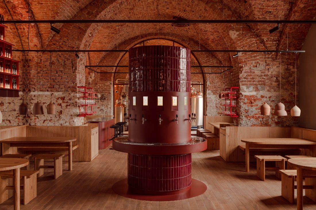 Taproom, czyli bar w jednym z budynków zabytkowego browaru, zaaranżowany został w przekrytej kolebkowym sklepieniem przestrzeni