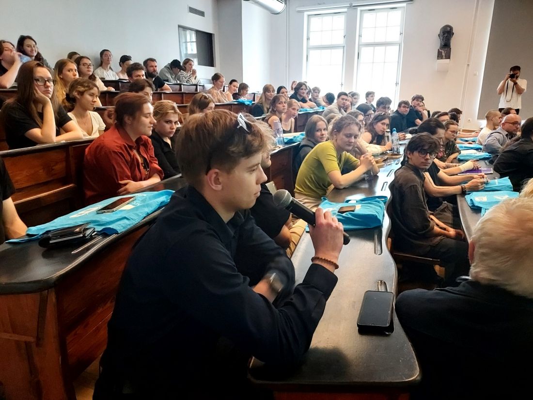 student Politechniki Warszawskiej podczas dyskusji