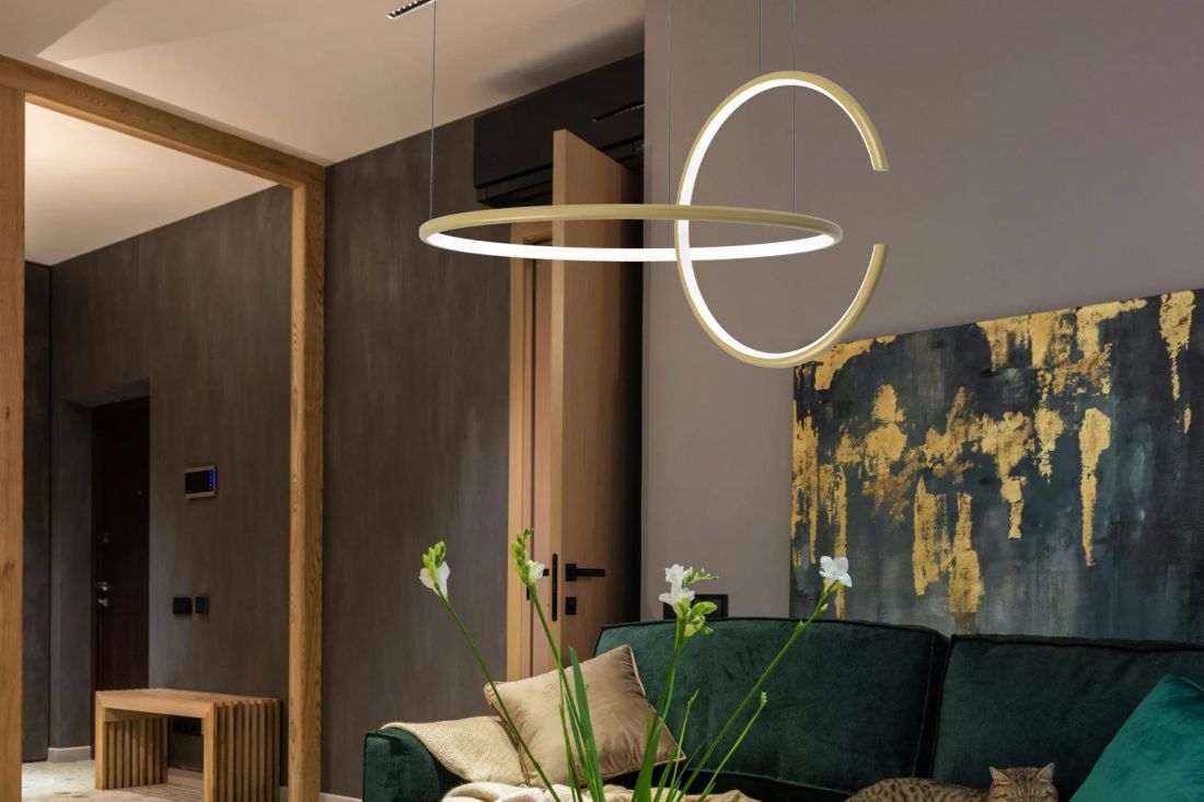Złota Celestial No.2 w roli centralnego oświetlenia w nastrojowym, nowoczesnym salonie