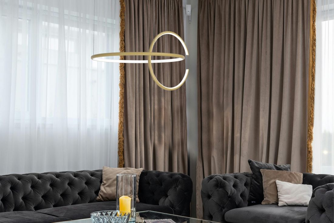 Złota lampa Celestial No.2 podkreślająca elegancję przestrzeni wypoczynkowej