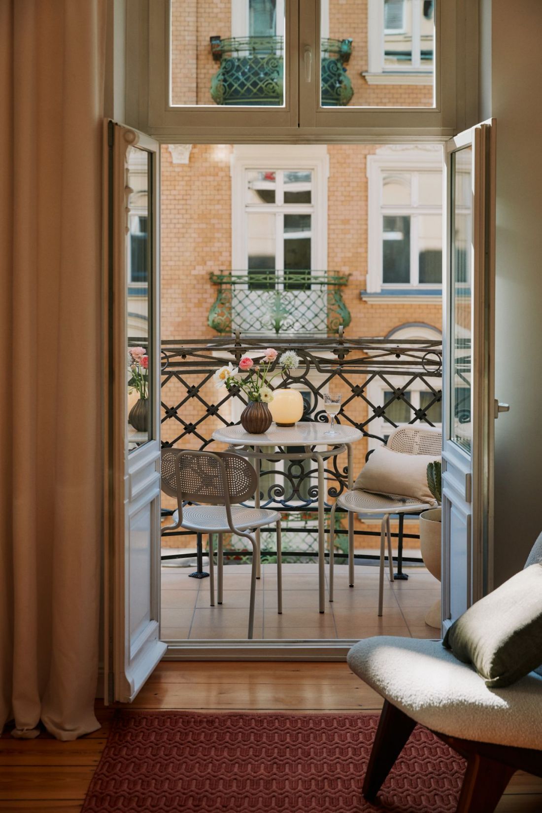 Wybierając poduszki na balkon, warto sprawdzić, czy mają zdejmowane, odporne na warunki atmosferyczne pokrowce - ułatwia to ich czyszczenie