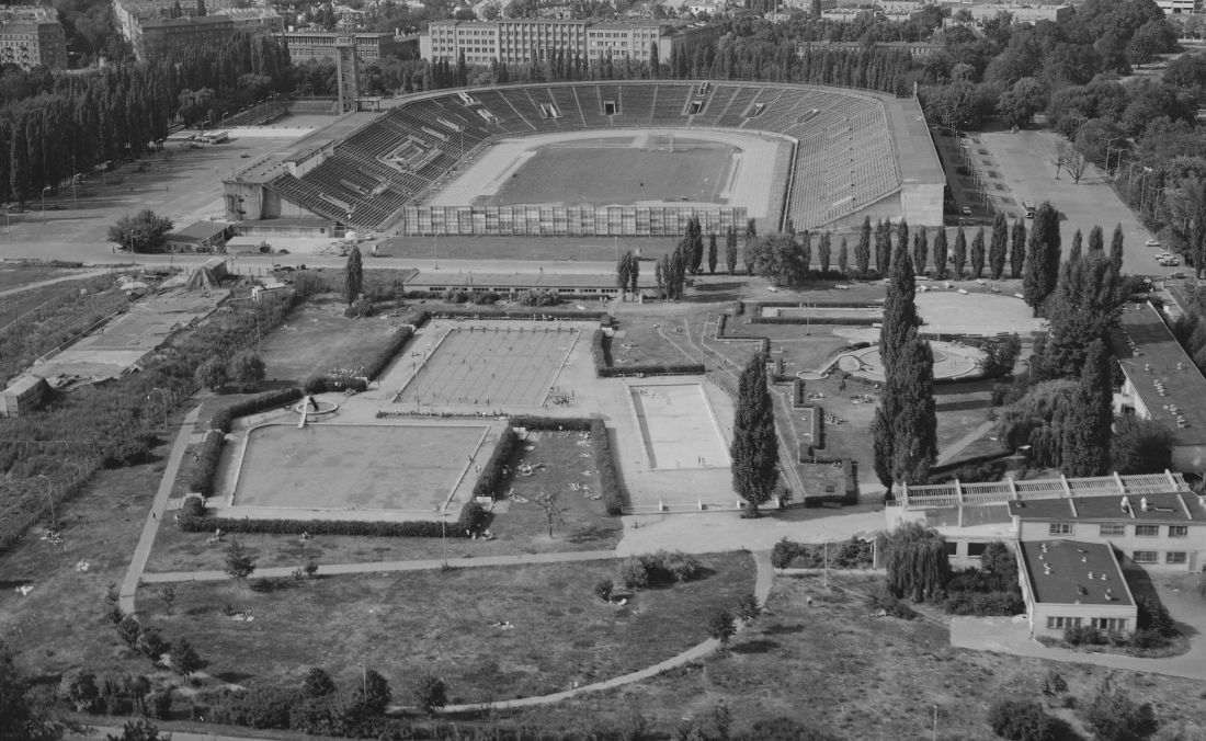 Widok na kompleks sportowy Skra w latach 80. XX wieku