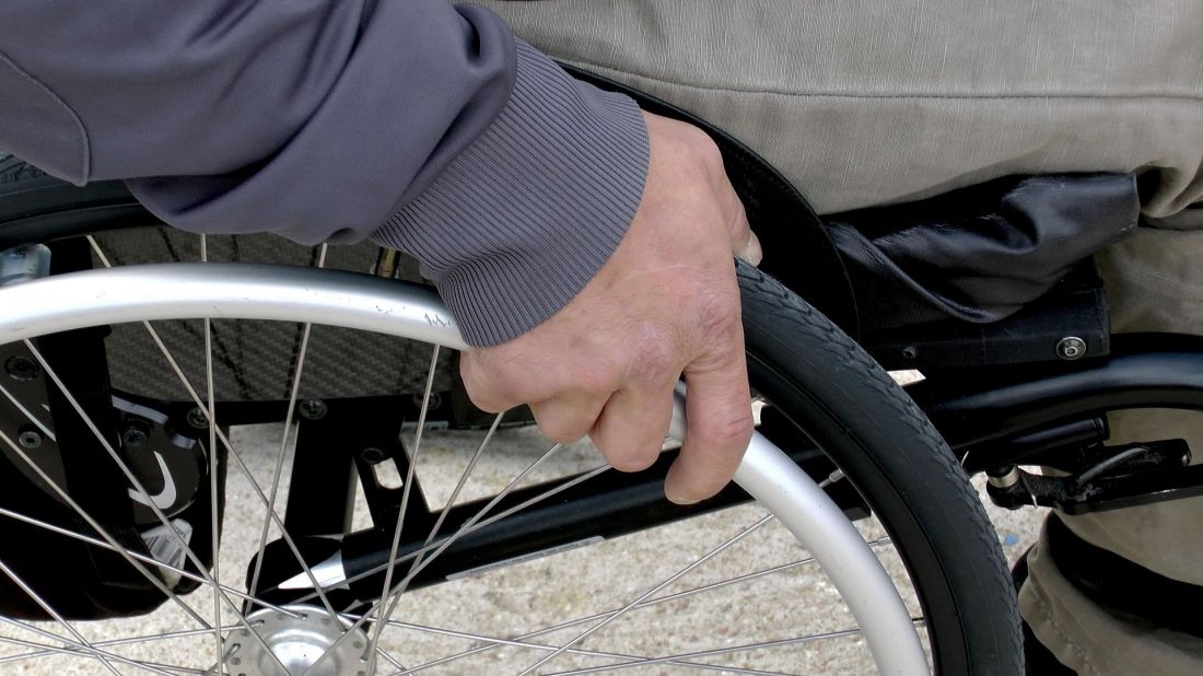 Dla osób z niepełnosprawnością ruchową nawet kilka schodów może być barierą nie do pokonania