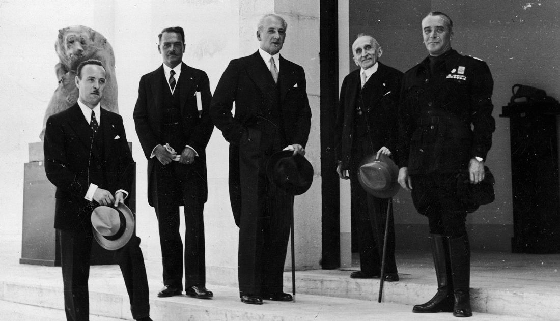 1938: uczestnicy wystawy przed Pawilonem Polskim 