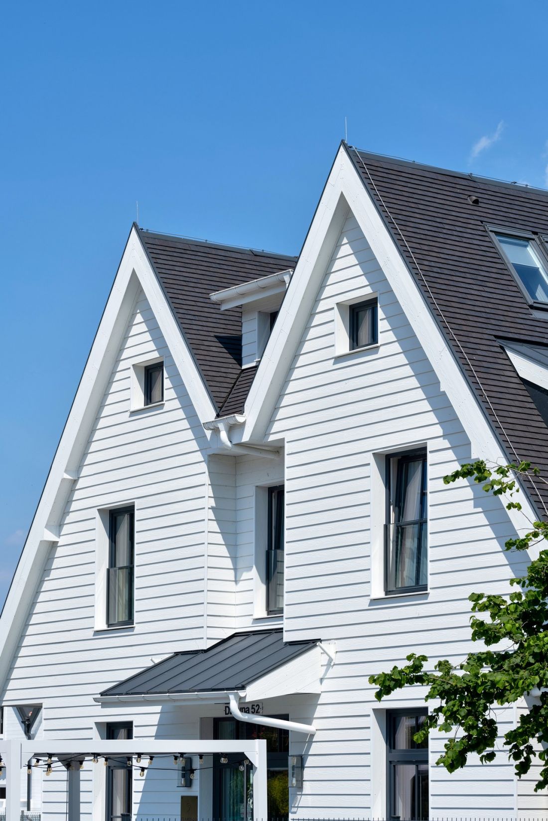 Elewacja z białych desek Cedral Flamingo Residence