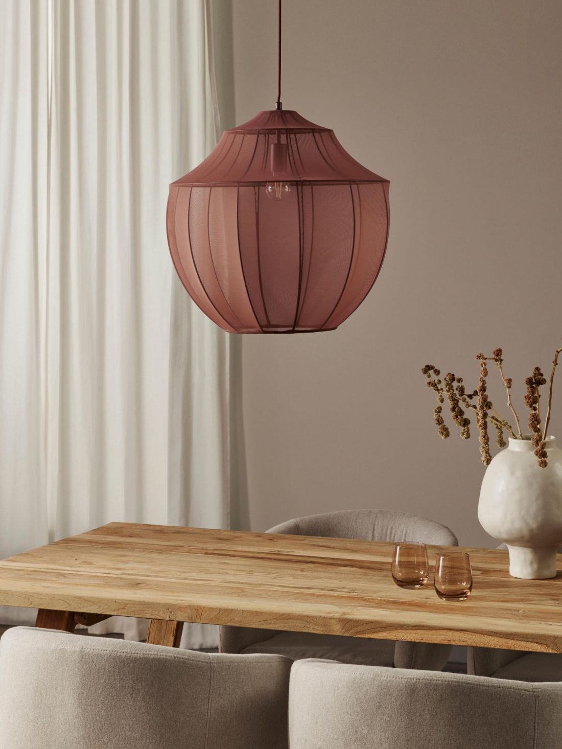 Lampa sufitowa świadomie niedopasowana do wystroju? To przemyślana strategia estetyczna